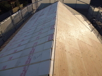 既設の野地板の上に断熱材→構造用合板→ﾙｰﾌｨﾝｸﾞ→金属製屋根の順に施工